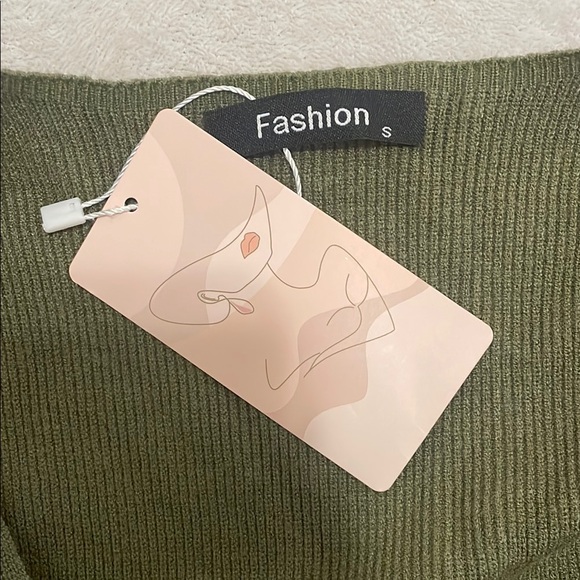 Green V-Neck Sweater with Ribbed Texture - Picture 2 of 3